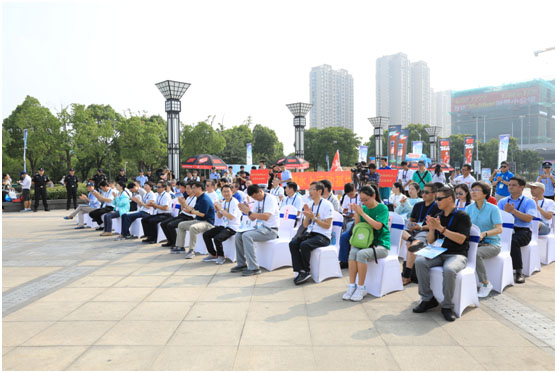 /></p><p>省體育局副局長(zhǎng)顏爭(zhēng)鳴、省體育局群體處副調(diào)研員柳昌貴、市政府副市長(zhǎng)徐美健、副秘書(shū)長(zhǎng)馬九根、市體育局局長(zhǎng)周志芳等領(lǐng)導(dǎo)出席了開(kāi)幕儀式。開(kāi)幕儀式上，市體育局副局長(zhǎng)陶勇杰介紹了活動(dòng)的基本情況。本次運(yùn)動(dòng)會(huì)設(shè)賽艇、皮劃艇、海模、水機(jī)、摩托艇特技、水上飛人、獨(dú)木舟、漿板瑜伽、動(dòng)力傘等13個(gè)表演項(xiàng)目和龍舟競(jìng)速、龍舟拔河、皮劃艇競(jìng)速、菱船接力4個(gè)比賽項(xiàng)目。項(xiàng)目設(shè)置基本涵蓋目前我市所有的水上運(yùn)動(dòng)項(xiàng)目，既有帆船、帆板等時(shí)尚運(yùn)動(dòng)，又有省非物質(zhì)文化遺產(chǎn)船拳、龍舟、劃菱船等我市傳統(tǒng)體育文化展示。</p><p> </p><p style=