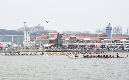 /></p><p>經(jīng)過預(yù)賽和決賽的兩輪角逐，國(guó)際教育園男子龍舟隊(duì)摘得&ldquo;12人龍舟300米直道競(jìng)速&rdquo;男子組桂冠，女子組則是威尼斯大學(xué)聯(lián)隊(duì)奪冠，22人龍舟300米直道競(jìng)速公開組冠軍由外包學(xué)院龍舟隊(duì)獲得。除最受矚目的冠亞季軍隊(duì)伍外，本屆龍舟賽還評(píng)選出了優(yōu)秀組織獎(jiǎng)、最佳團(tuán)隊(duì)協(xié)作獎(jiǎng)、最佳團(tuán)隊(duì)拼搏獎(jiǎng)等多個(gè)團(tuán)隊(duì)優(yōu)秀獎(jiǎng)項(xiàng)。</p><p style=