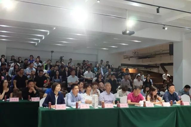 /></p><p>隨著前期大量籌備工作已經(jīng)完成，賽事開幕在即，為保障賽事及活動圓滿完成，本次領(lǐng)隊會議像大家重點宣導(dǎo)競賽規(guī)程，通報培訓(xùn)情況、給予備賽建議，講解檢錄換裝登舟和救生方案，通報儀式環(huán)節(jié)和互動活動的細化方案并通過抽簽進行競賽順序。</p><p style=
